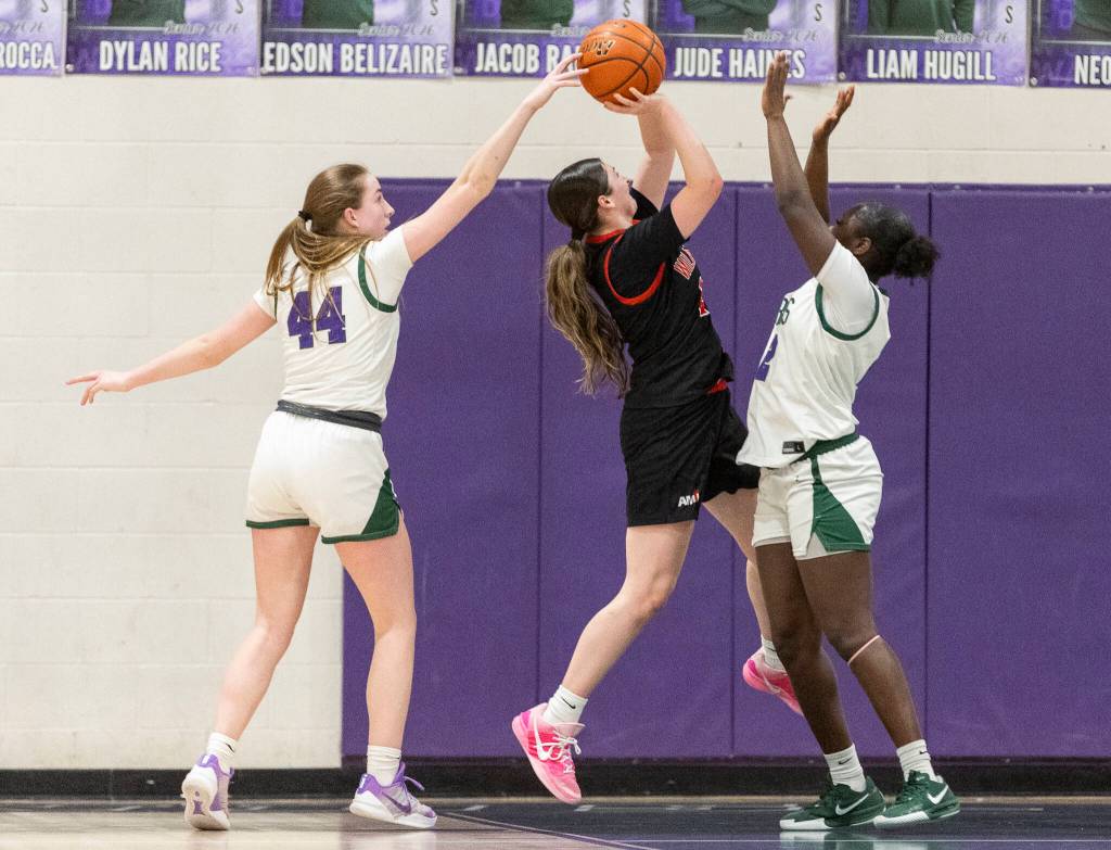 Edmonds-Woodways Amelia Faber blocks a shot by Archbishop Murphys Brooke Blachly during the game on Tuesday, Jan. 20, 2026 in Edmonds, Washington. (Olivia Vanni / The Herald)