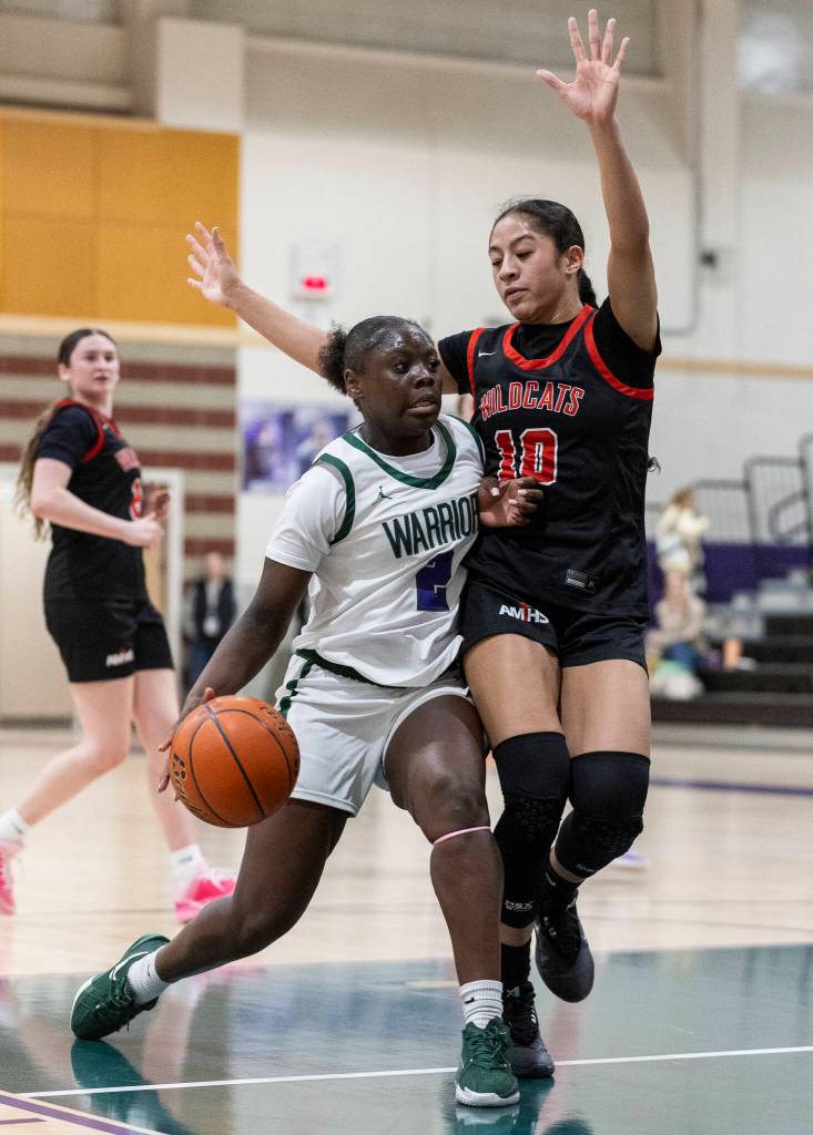 Edmonds-Woodways Zaniyah Jones drives to the hoop during the game against Archbishop Murphy on Tuesday, Jan. 20, 2026 in Edmonds, Washington. (Olivia Vanni / The Herald)