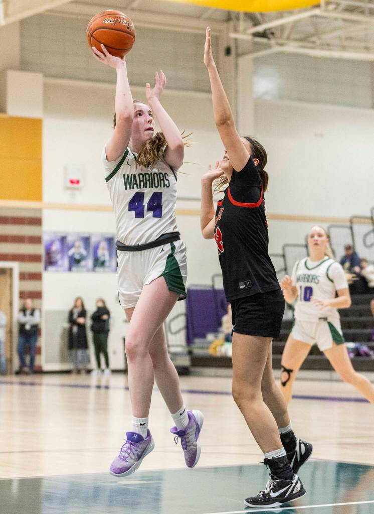 Edmonds-Woodways Amelia Faber takes a jump shot during the game against Archbishop Murphy on Tuesday, Jan. 20, 2026 in Edmonds, Washington. (Olivia Vanni / The Herald)