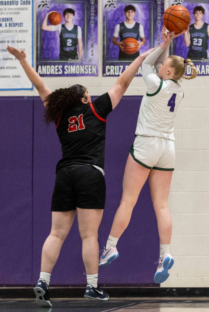 Archbishop Murphys Celine Wright blocks a shot by Edmonds-Woodways Finley Wichers during the game on Tuesday, Jan. 20, 2026 in Edmonds, Washington. (Olivia Vanni / The Herald)