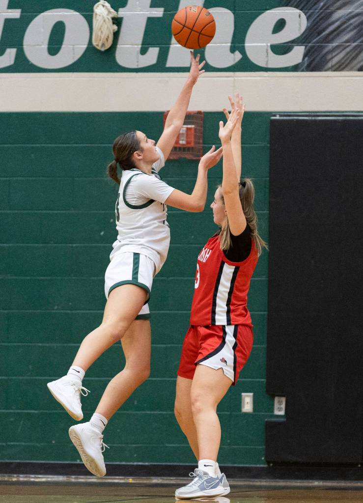 Jacksons Makena Devine shoots the ball while being guarded by Snohomishs Kendall Hammer during the game on Thursday, Jan. 22, 2026 in Mill Creek, Washington. (Olivia Vanni / The Herald)