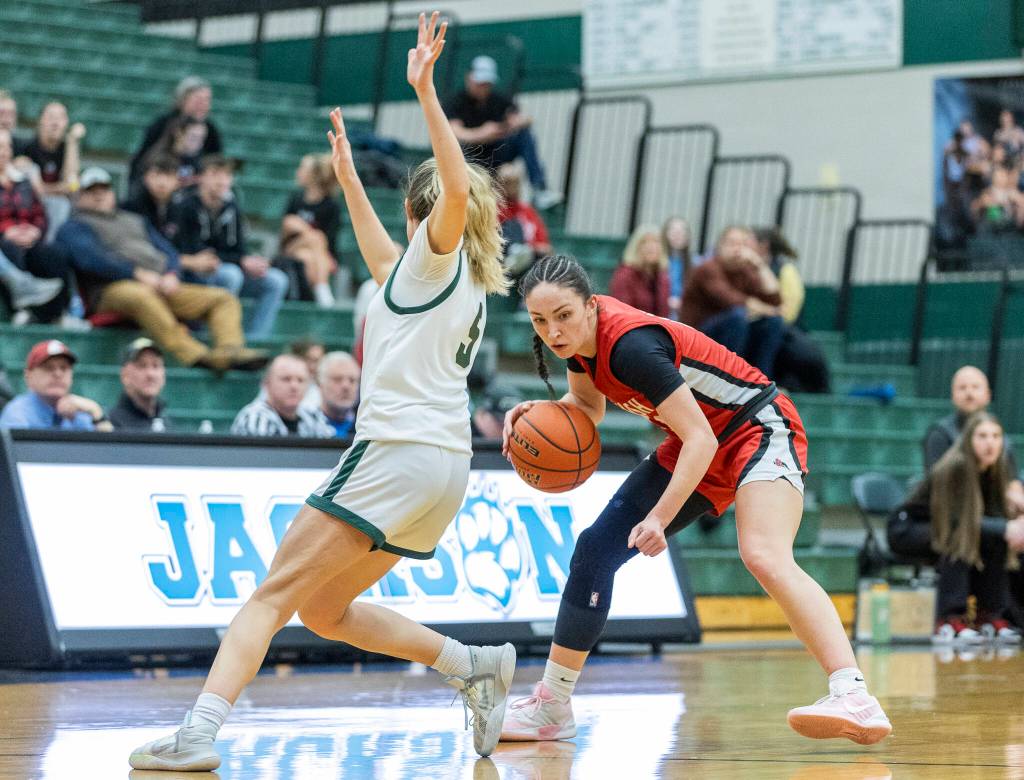 Snohomishs Sienna Capelli dribbles around Jacksons Mackenzie Pepin during the game on Thursday, Jan. 22, 2026 in Mill Creek, Washington. (Olivia Vanni / The Herald)