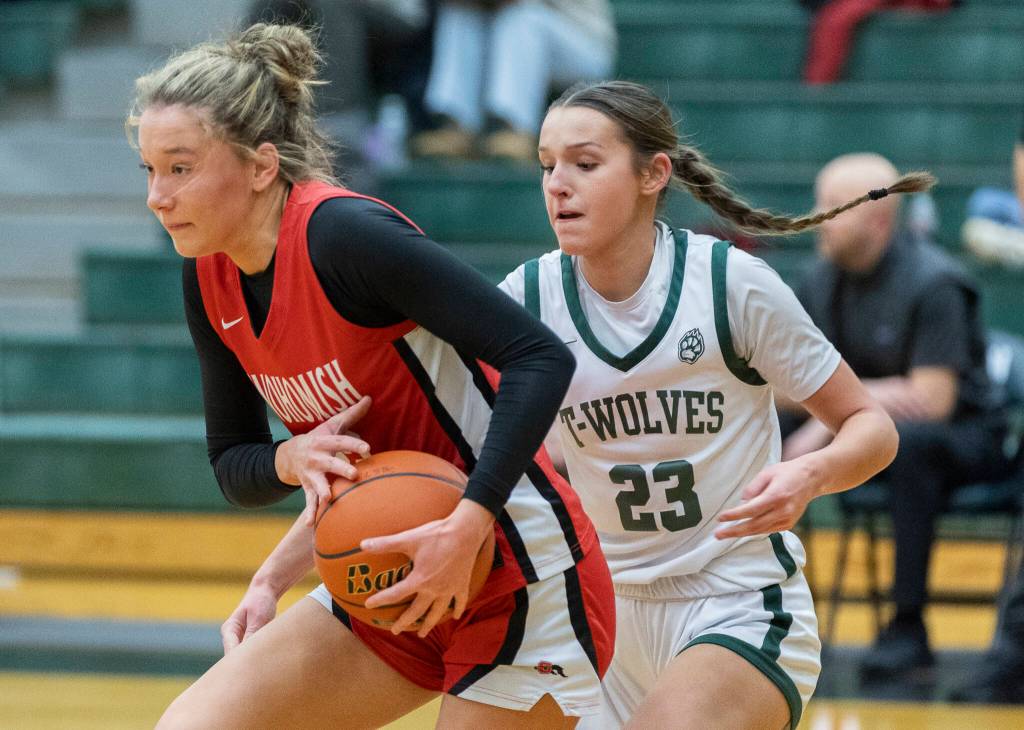 Snohomishs Lola Rotondo steals the ball from Jacksons Makena Devine during the game on Thursday, Jan. 22, 2026 in Mill Creek, Washington. (Olivia Vanni / The Herald)