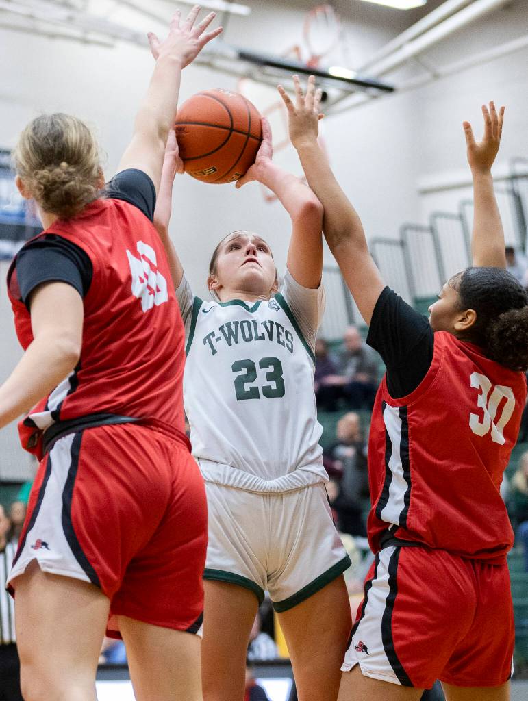 Jacksons Makena Devine shoots the ball while being guarded by Snohomishs Megan VanDuine and Terrayia Baisy during the game on Thursday, Jan. 22, 2026 in Mill Creek, Washington. (Olivia Vanni / The Herald)