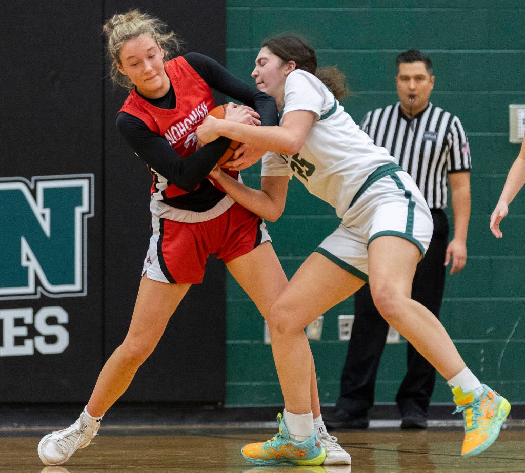 Snohomishs Lola Rotondo grabs the ball from Jacksons Avery Cooke during the game on Thursday, Jan. 22, 2026 in Mill Creek, Washington. (Olivia Vanni / The Herald)