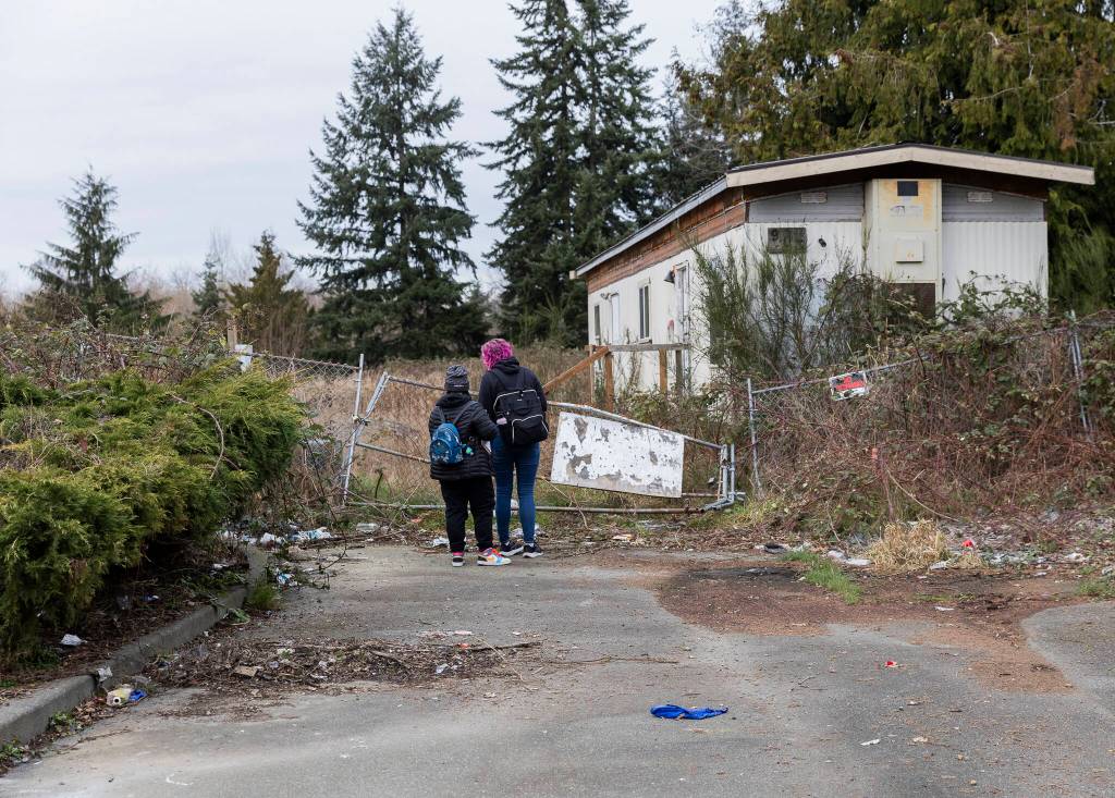 Rachel McGee and Amanda Amoruso check a section of property along Casino Road for people that may be experiencing homelessness on Tuesday, Jan. 27, 2026 in Everett, Washington. (Olivia Vanni / The Herald)
