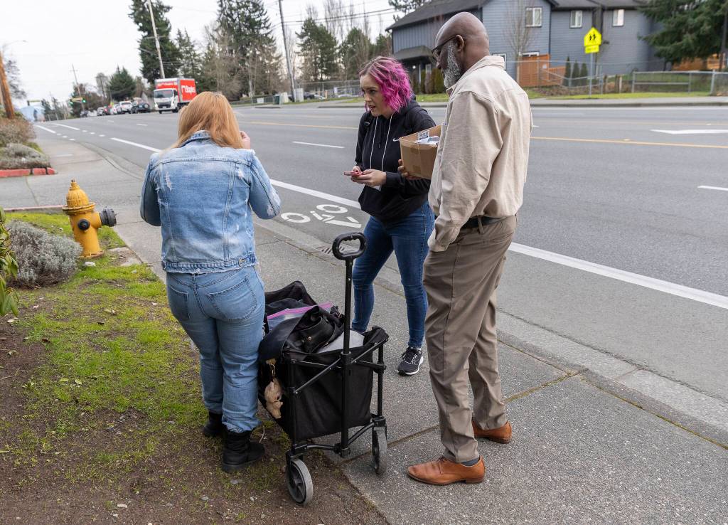Amanda Amoruso and Jobe Momodou asks an individual PIT survey questions outside along Casino Road on Tuesday, Jan. 27, 2026 in Everett, Washington. (Olivia Vanni / The Herald)