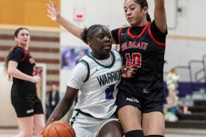 Edmonds-Woodway’s Zaniyah Jones drives to the hoop during the game against Archbishop Murphy on Tuesday, Jan. 20, 2026 in Edmonds, Washington. (Olivia Vanni / The Herald)