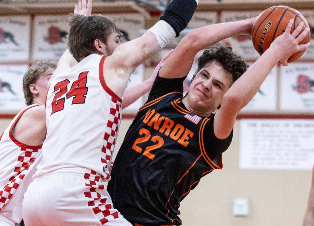 Monroes Chris Britt reaches with the ball during the game against Snohomish on Wednesday, Jan. 28, 2026 in Snohomish, Washington. (Olivia Vanni / The Herald)