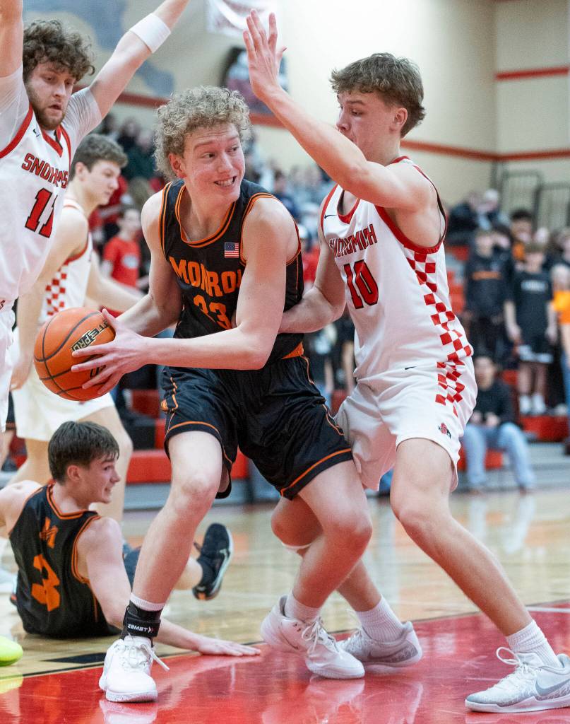 Monroes Kayden McCoy looks to pass the ball while being guarded by Snohomishs Grant Smith during the game on Wednesday, Jan. 28, 2026 in Snohomish, Washington. (Olivia Vanni / The Herald)