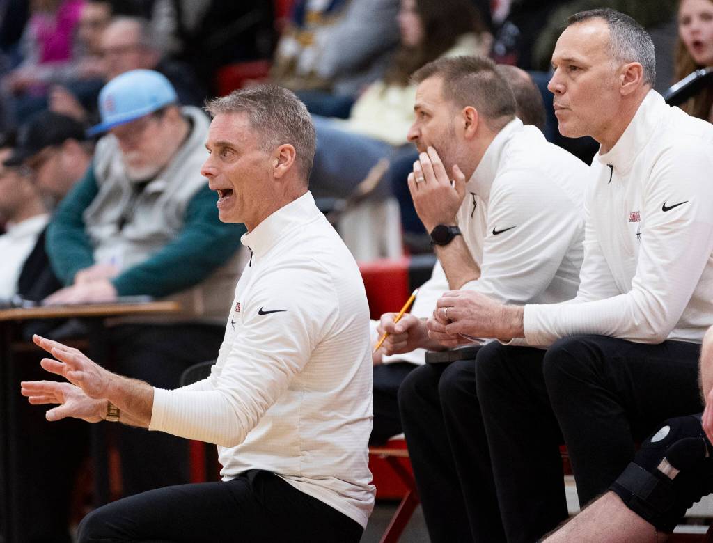 Snohomish head coach Jeff Larson talks to his player during the game against Monroe on Wednesday, Jan. 28, 2026 in Snohomish, Washington. (Olivia Vanni / The Herald)