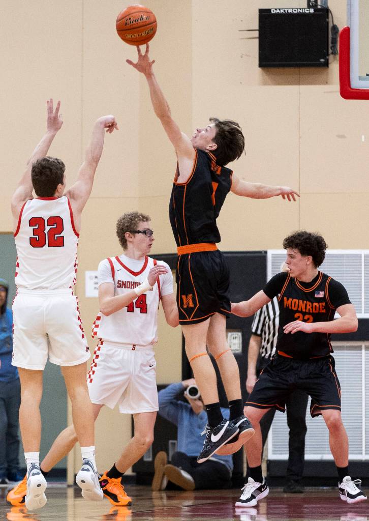 Monroes Caleb Campbell blocks a shot by Snohomishs Jack Rotondo during the game on Wednesday, Jan. 28, 2026 in Snohomish, Washington. (Olivia Vanni / The Herald)