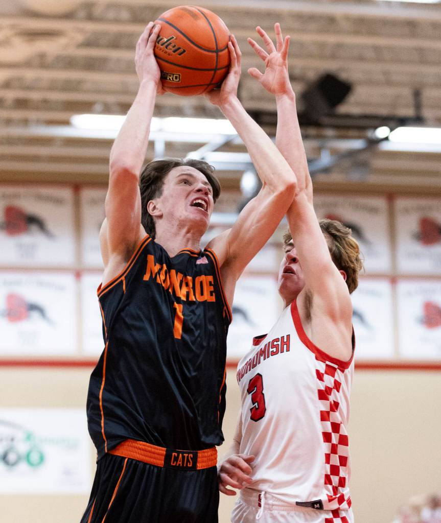 Monroes Caleb Campbell makes a layup against Snohomishs Cade Yoder during the game on Wednesday, Jan. 28, 2026 in Snohomish, Washington. (Olivia Vanni / The Herald)