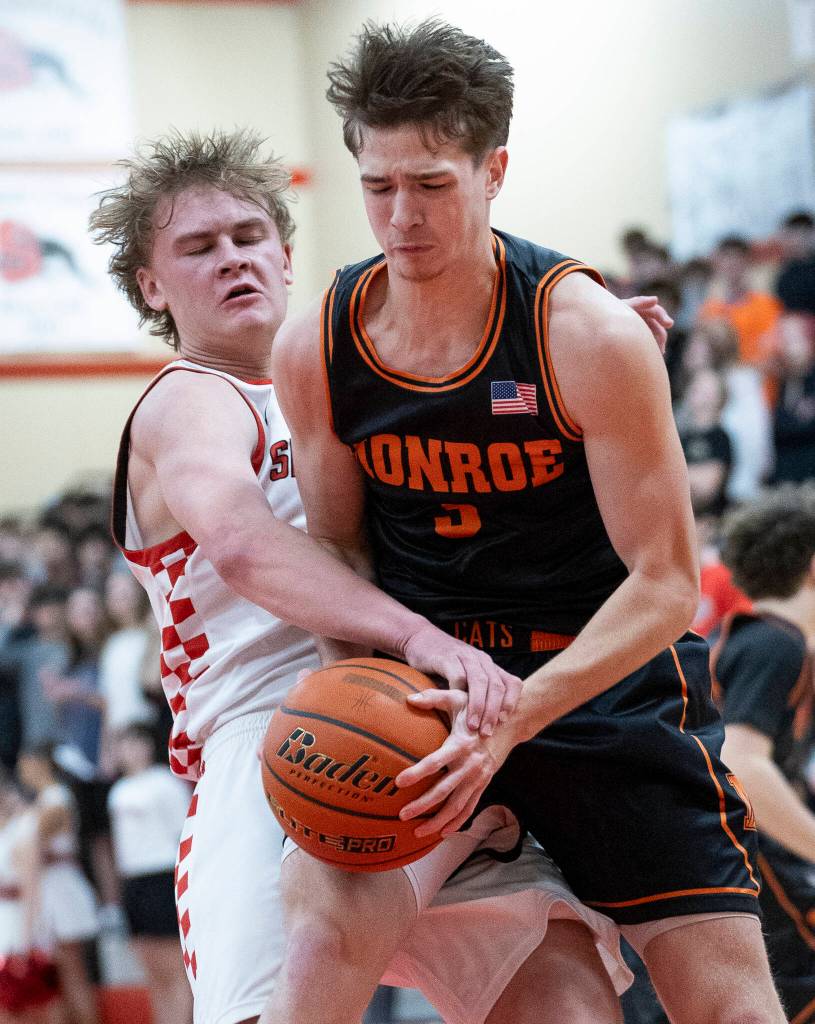 Snohomishs Hudson Smith fouls Monroes Isaiah Kiehl during the game on Wednesday, Jan. 28, 2026 in Snohomish, Washington. (Olivia Vanni / The Herald)