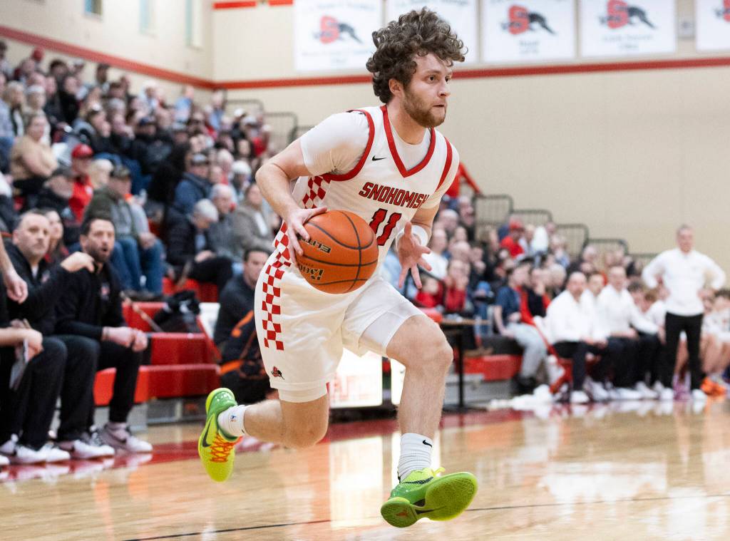 Snohomishs Grady Rohrich dribbles the ball up the court during the game against Monroe on Wednesday, Jan. 28, 2026 in Snohomish, Washington. (Olivia Vanni / The Herald)