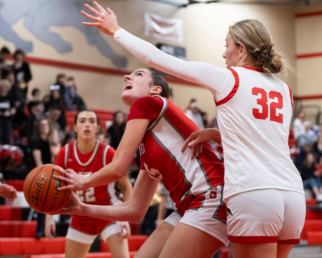 Stanwoods Stella Berrett looks to make a shot while Snohomishs Lola Rotondo defends during the game on Friday, Jan. 30, 2026 in Snohomish, Washington. (Olivia Vanni / The Herald)
