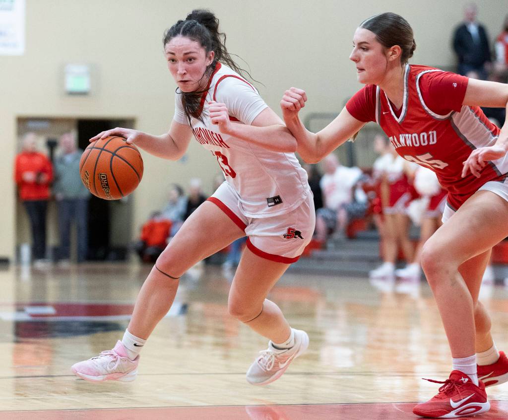 Snohomishs Sienna Capelli drives to the hoop during the game against Stanwood on Friday, Jan. 30, 2026 in Snohomish, Washington. (Olivia Vanni / The Herald)