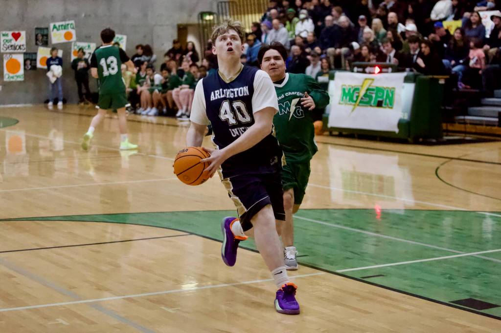 Arlingtons Shane Polomis brings the ball up to shoot a layup in the Eagles unified basketball game at Marysville Getchell High School on Feb. 9, 2026. (Joe Pohoryles/The Herald)