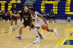 Everett sophomore Noah Owens drives against Lynnwood senior Jaikin Choy during the Seagulls' 57-48 win against the Royals in the District 1 3A Round of 12 at Norm Lowery Gymnasium on Feb. 11, 2026. (Joe Pohoryles/The Herald)