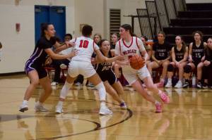 Archbishop Murphy senior Brooke Blachly utilizes a screen from junior Ashley Fletcher (10) to drive into the lane during the Wildcats' 76-18 win against the Seahawks in the District 1 2A quarterfinals at Archbishop Murphy High School on Feb. 12, 2026. (Joe Pohoryles/The Herald)