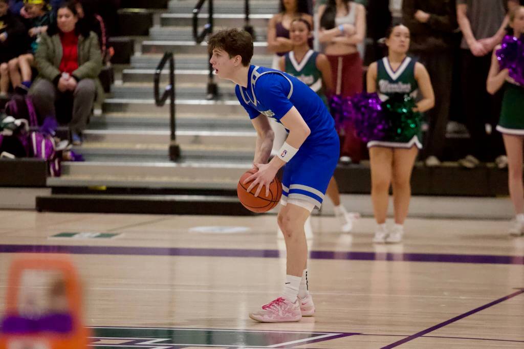 Shorewood junior Thomas Moles dribbles the ball at midcourt during the Stormrays 42-40 win against Edmonds-Woodway in the District 1 3A semifinals at Edmonds-Woodway High School on Feb. 17, 2026. (Joe Pohoryles/The Herald)