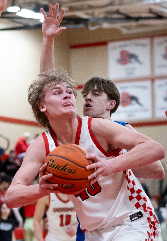 Snohomishs Hudson Smith looks to pass the ball during the 3A state opening round loser-out game against Mountain View on Tuesday, Feb. 24, 2026 in Snohomish, Washington. (Olivia Vanni / The Herald)