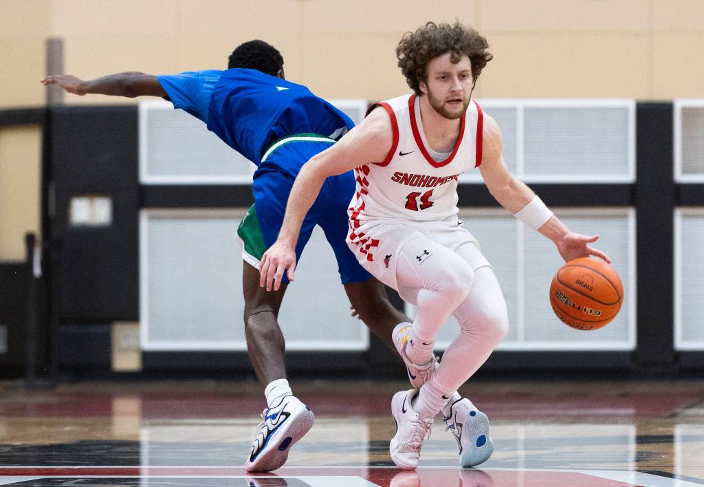 Snohomishs Grady Rohrich dribbles past Mountain Views Zeke Willis during the 3A state opening round loser-out game on Tuesday, Feb. 24, 2026 in Snohomish, Washington. (Olivia Vanni / The Herald)