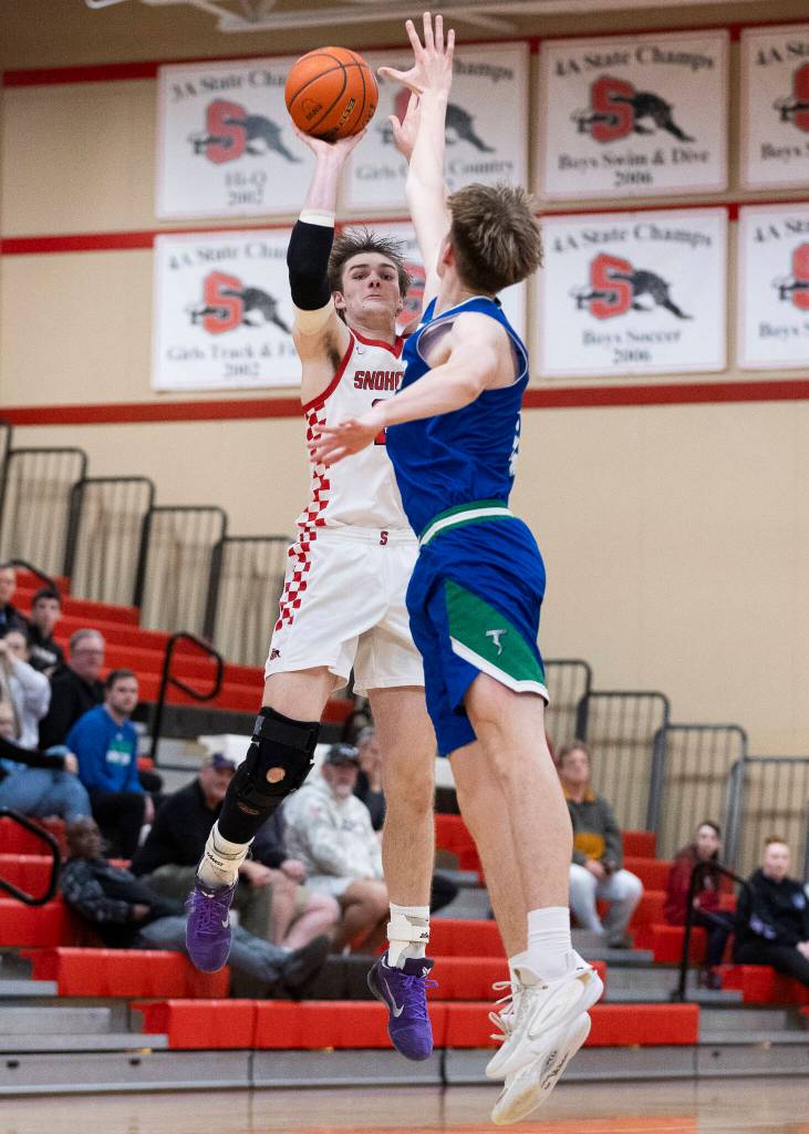Snohomishs Luke Davis takes a three-point shot during the 3A state opening round loser-out game against Mountain View on Tuesday, Feb. 24, 2026 in Snohomish, Washington. (Olivia Vanni / The Herald)