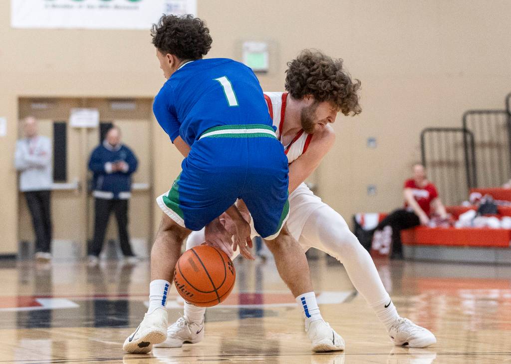 Snohomishs Grady Rohrich and Mountain Views Carter Soucy scramble for a loose ball during the 3A state opening round loser-out game on Tuesday, Feb. 24, 2026 in Snohomish, Washington. (Olivia Vanni / The Herald)