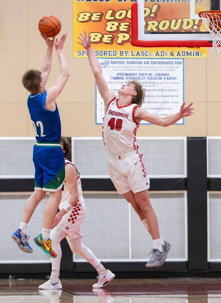 Snohomishs Hudson Smith jumps to try and block a shot by Mountain Views Patrick Johnson during the 3A state opening round loser-out game on Tuesday, Feb. 24, 2026 in Snohomish, Washington. (Olivia Vanni / The Herald)