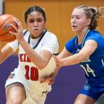 Kings Kaleo Anderson drives to the hoop while Lakesides Bella Tobeck defends during the 2A state opening round game on Friday, Feb. 27, 2026 in Bothell, Washington. (Olivia Vanni / The Herald)