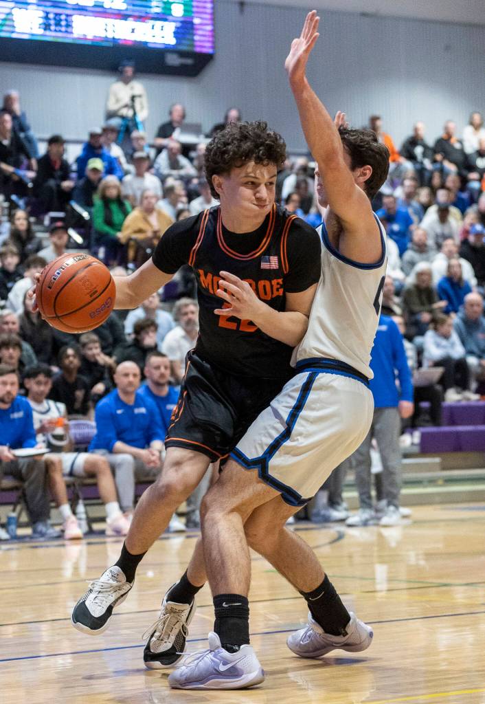 Monroes Chris Britt drives to the hoop while Shorewoods Jaden Marlow defends during the 3A state opening round loser-out game on Friday, Feb. 27, 2026 in Bothell, Washington. (Olivia Vanni / The Herald)