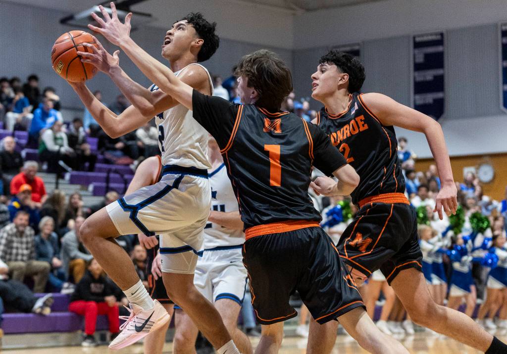 Shorewoods Kevin Cambronero attempts a layup while Monroes Caleb Campbell defends during the 3A state opening round loser-out game on Friday, Feb. 27, 2026 in Bothell, Washington. (Olivia Vanni / The Herald)