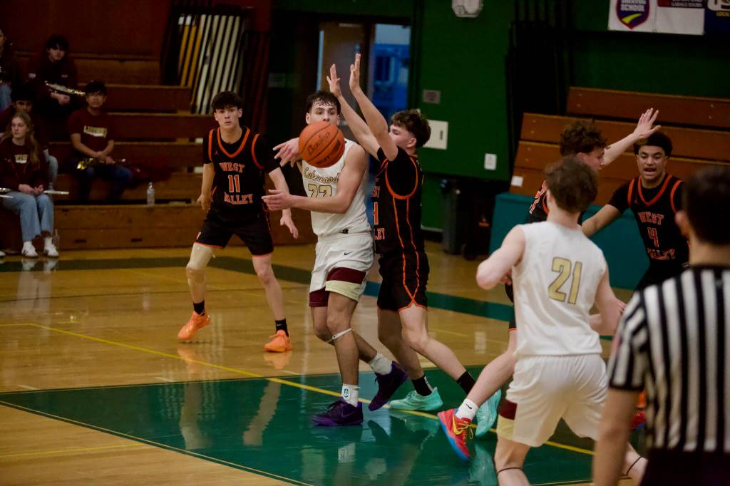 Lakewood senior Caleb Greenland sends a pass out to junior Jaxsen Lang (21) during the Cougars 69-63 overtime loss to the Eagles in the opening round of the 1A Boys State Basketball Tournament at Mount Vernon High School on Feb. 28, 2026. (Joe Pohoryles / The Herald)