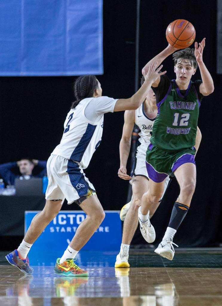 Edmonds-Woodways William Alseth passes the ball during the 3A state quarterfinal game Bellarmine Prep on Thursday, March 5, 2026 in Tacoma, Washington. (Olivia Vanni / The Herald)