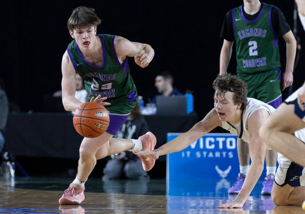 Edmonds-Woodways Dennis Karl takes possession of a loose ball during the 3A state quarterfinal game Bellarmine Prep on Thursday, March 5, 2026 in Tacoma, Washington. (Olivia Vanni / The Herald)