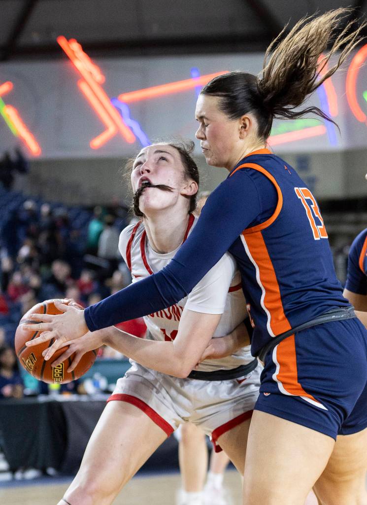 Snohomishs Sienna Capelli looks to shoot while Eastside Catholics Talia Cermak defends during 3A state semifinal game on Friday, March 6, 2026 in Tacoma, Washington. (Olivia Vanni / The Herald)