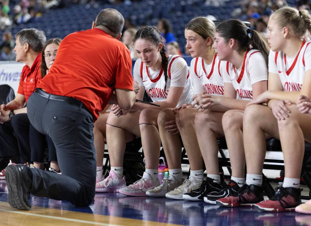 Snohomish head coach Ken Roberts talks to his players during 3A state semifinal game against Eastside Catholic on Friday, March 6, 2026 in Tacoma, Washington. (Olivia Vanni / The Herald)