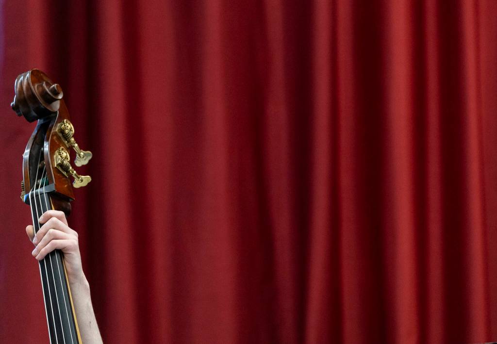 A student holds an upright bass during a band workshop at Mountlake Terrace High School on Monday, March 30, 2026 in Mountlake Terrace, Washington. (Olivia Vanni / The Herald)