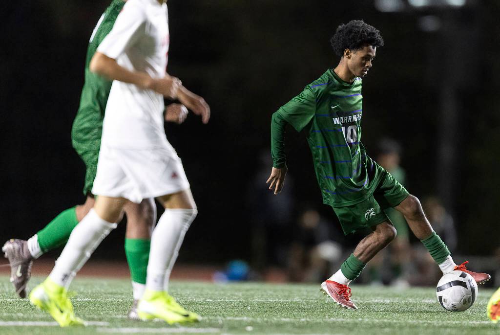 Edmonds-Woodways Natan Ghebreamlak dribbles the ball up the field during the game against Archbishop Murphy on Tuesday, March 31, 2026 in Edmonds, Washington. (Olivia Vanni / The Herald)