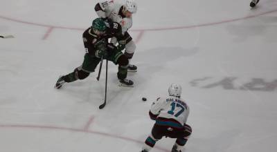 Silvertips forward Zackary Shantz fends off Rockets forward Tomas Poletin (10) during Everetts 4-1 win against Kelowna in Game 1 of the WHL Western Conference semifinals at Angel of the Winds Arena on April 10, 2026. (Joe Pohoryles / The Herald)