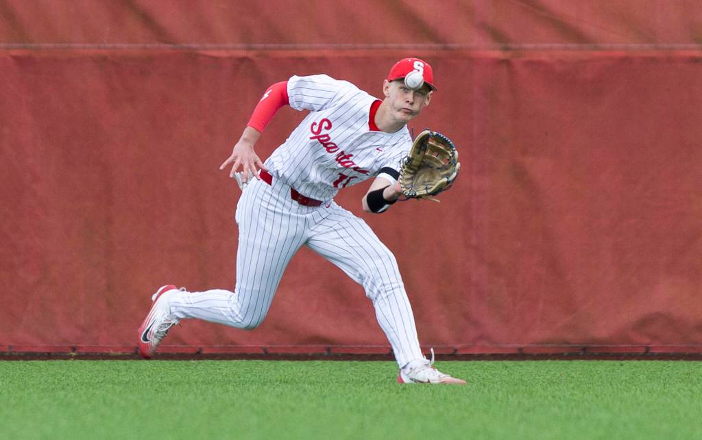 Stanwoods Max Reep makes a catch in the outfield during the game against Mountlake Terrace on Wednesday, April 15, 2026 in Stanwood, Washington. (Olivia Vanni / The Herald)