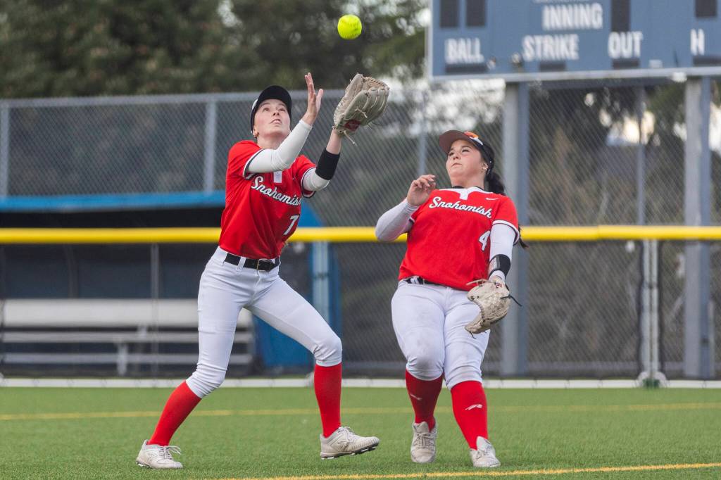 Snohomishs Taylor Ward backs off for Snohomishs Isabelle Meyers to make a catch during the game against Everett on Thursday, April 16, 2026 in Everett, Washington. (Olivia Vanni / The Herald)
