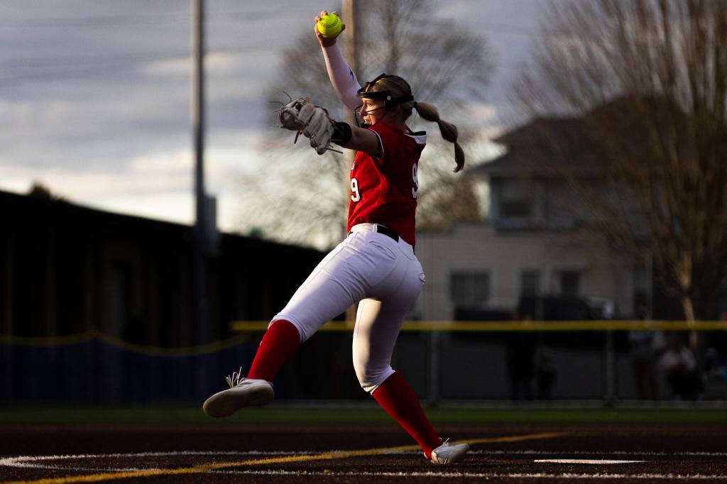 Snohomishs Abby Edwards pitches during the game against Everett on Thursday, April 16, 2026 in Everett, Washington. (Olivia Vanni / The Herald)