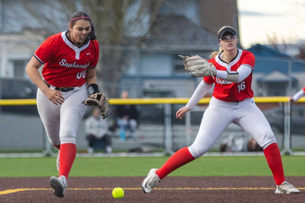 The ball misses the glove of Snohomishs Amelie Lopez during the game against Everett on Thursday, April 16, 2026 in Everett, Washington. (Olivia Vanni / The Herald)