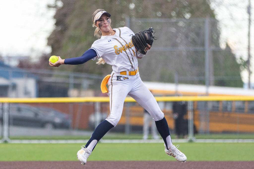 Everetts Mia Hoekendorf throws the ball to first base during the game against Snohomish on Thursday, April 16, 2026 in Everett, Washington. (Olivia Vanni / The Herald)