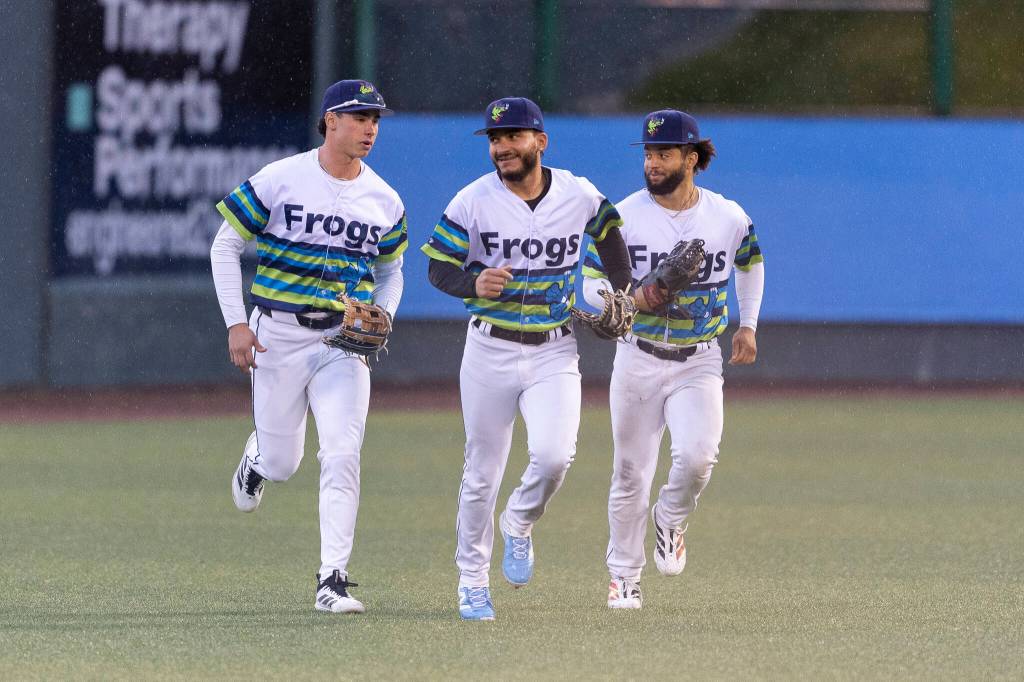 Jonny Farmelo #15 of the Everett AquaSox, Axel Sanchez #21 of the Everett AquaSox and Carlos Jimenez #14 of the Everett AquaSox run in from the outfield during the game against the Spokane Indians on Tuesday, April 21, 2026 in Everett, Washington. (Olivia Vanni / The Herald)