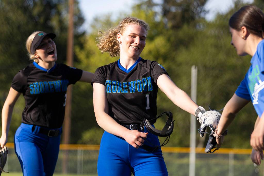 Shorewoods Ellie Van Horn high-fives teammates after beating Meadowdale 4-3 on Thursday, April 30, 2026 in Lynnwood, Washington. (Olivia Vanni / The Herald)