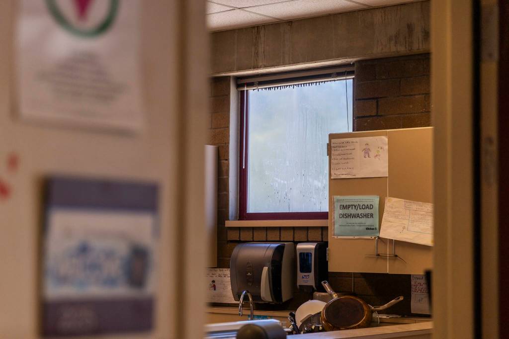 Condensation is visible on a window due to a broken seal at Explorer Middle School on Monday, May 11, 2026 in Everett, Washington. (Olivia Vanni / The Herald)