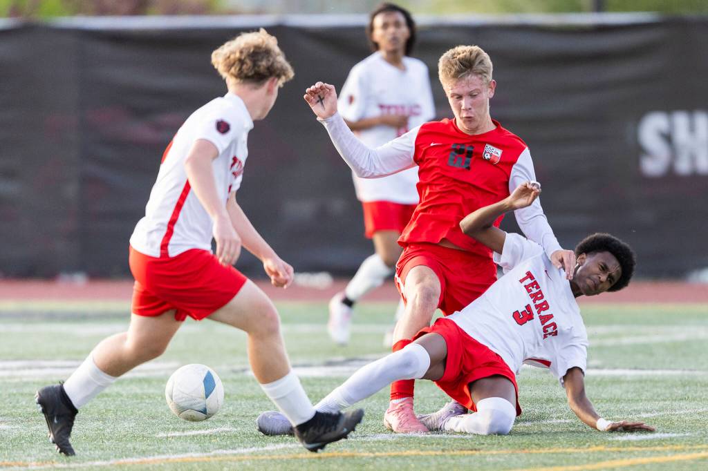 Mountlake Terraces Abdalaziz Alhaj Mussa slide tackles Snohomishs Kason Bringedahl during the loser-out 3A district playoff game on Thursday, May 7, 2026 in Snohomish, Washington. (Olivia Vanni / The Herald)